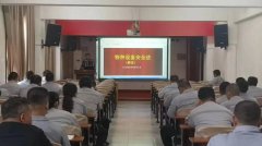 铝制家具以流利的线条勾勒出利